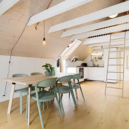 Charming Rooftop In Heart Of דירה